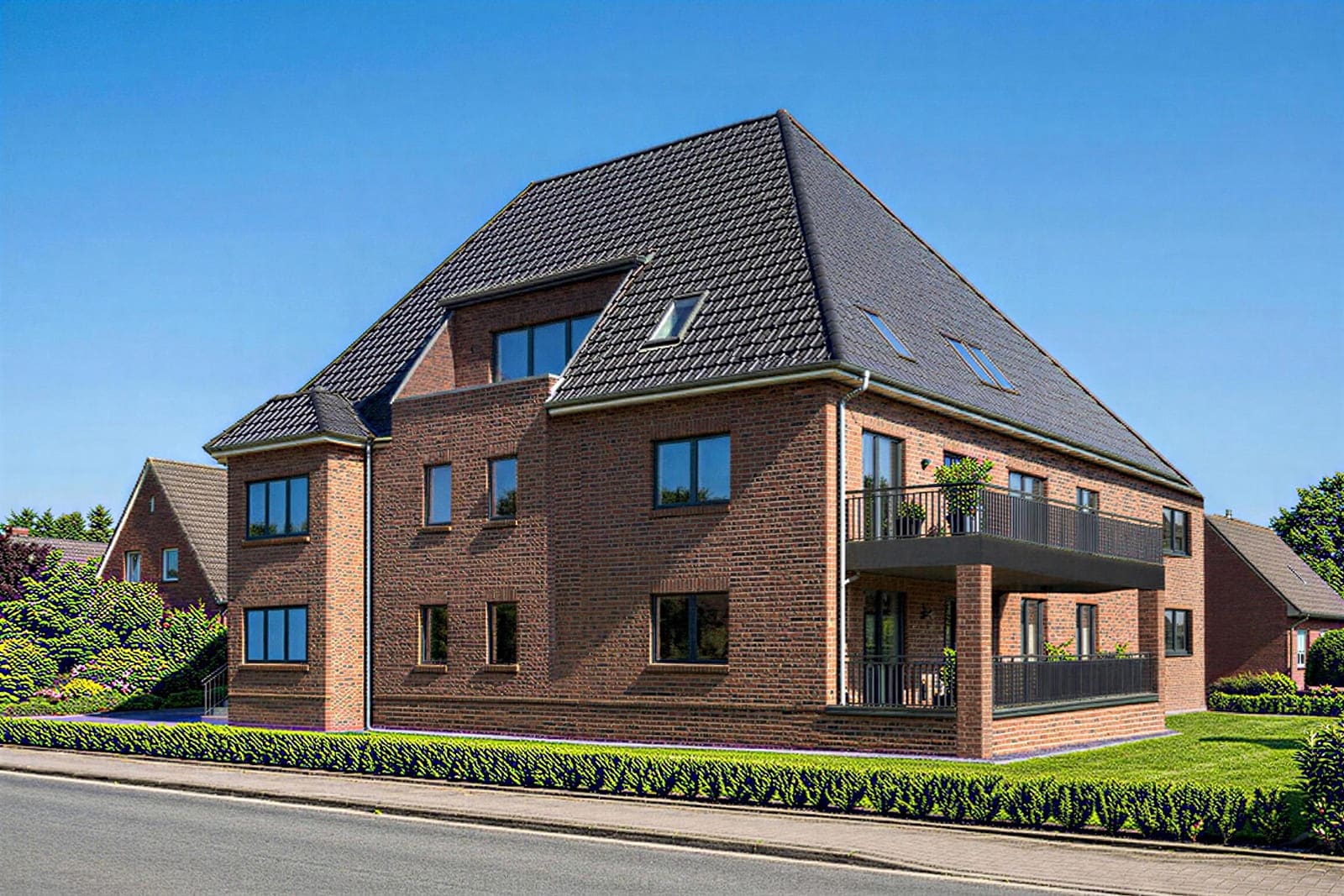 Visualisierung eines Mehrfamilienhauses: roter Klinker mit dunklem Walmdach, Gauben und Dachfenstern, an der Seite überdachte Balkone, davor eine geschnittene Hecke