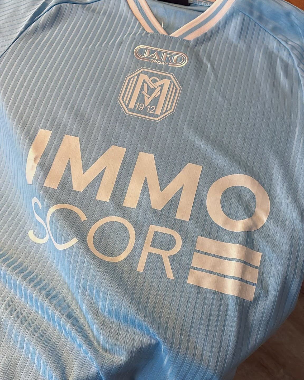 Trikot des SV Meppen mit dem Immoscore-Schriftzug auf der Brust, darüber das Vereinswappen
